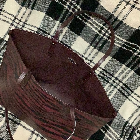 Coach burgundy & black zebra print reversible leather tote purse - Picture 4 of 10